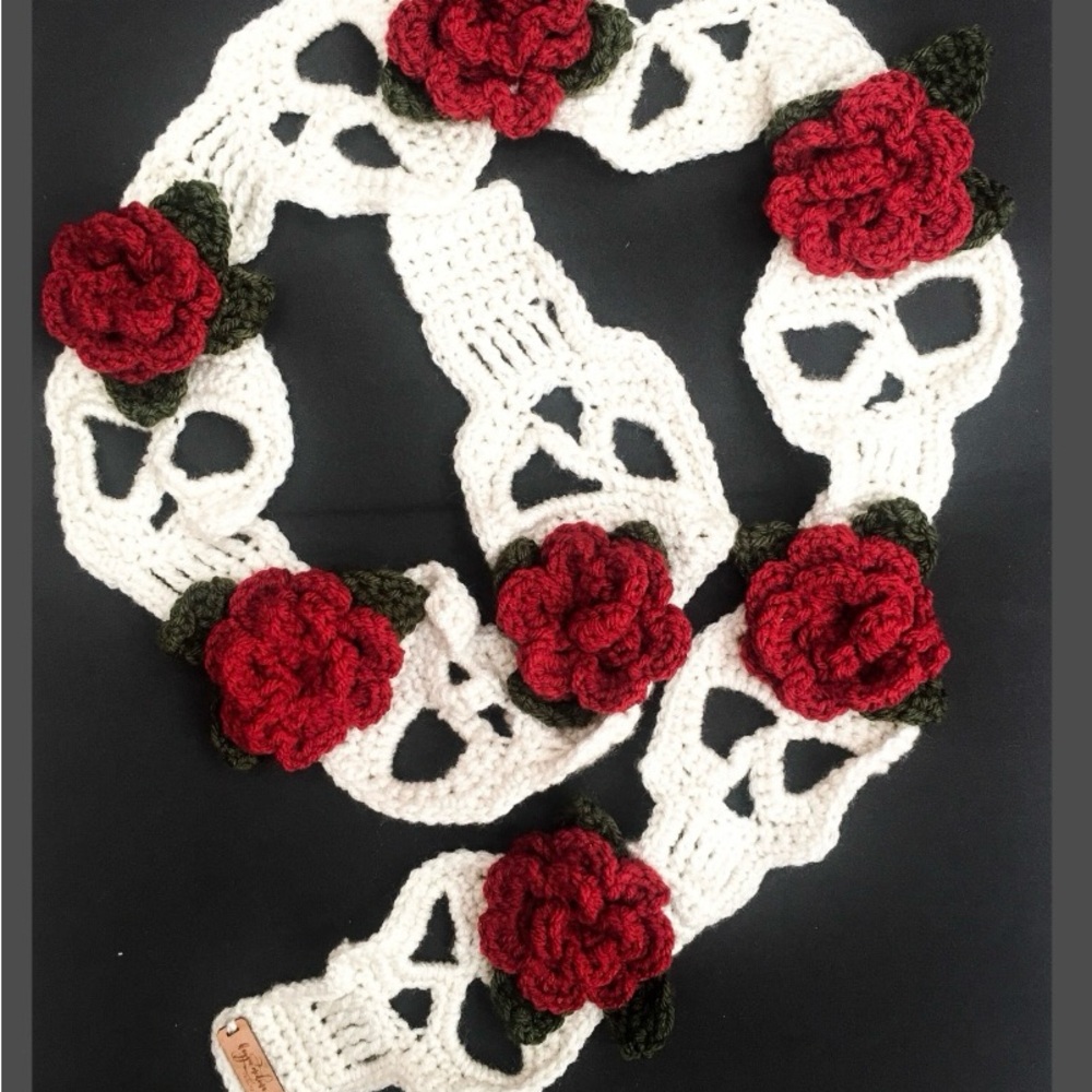 🖤 🖤 Handmade Skull & Roses Crochet Scarf – One Size – Custom Colors Available 🖤 - Picture 3 of 4